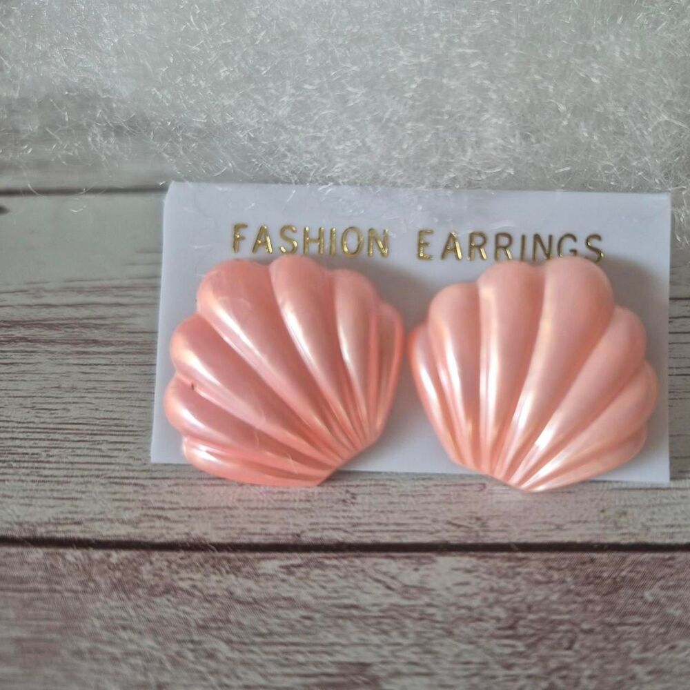 Vintage 1980s Green Seashell Earrings